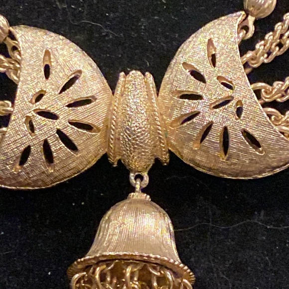 8 Strand All Metal Brushed Gold Bow Necklace. Great For Christmas Dress Ups - Picture 10 of 10